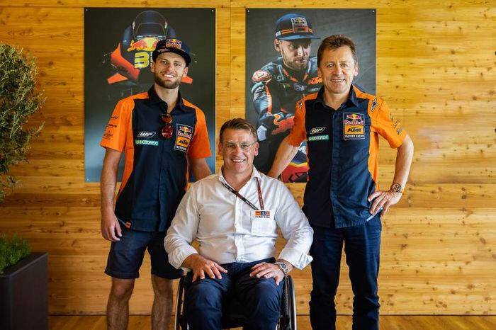 Brad Binder (kiri) bersama Motorsport Director KTM, Pit Beirer (tengah) dan Race Manager Tim Red Bull KTM, Mike Leitner (kanan) usai perpanjangan kontrak.