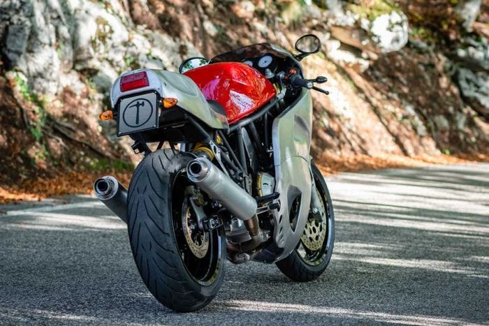 Ducati 900SS yang menawan