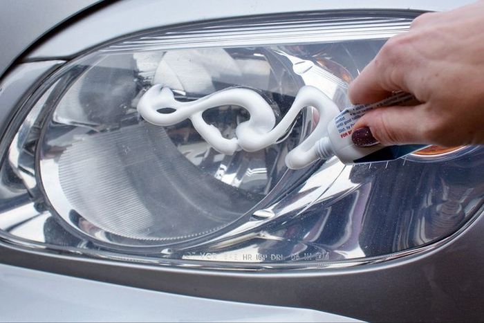 Proses pembersihan mika lampu mobil dapat menggunakan pasta gigi (itstillruns.com)  