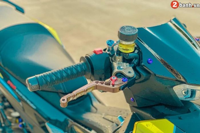 Master rem diganti dengan Brembo dan memakai tuas Bikers