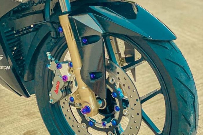 Garpu depan punya Honda Winner X, pelek Yamaha R25 dan pengereman Adelin
