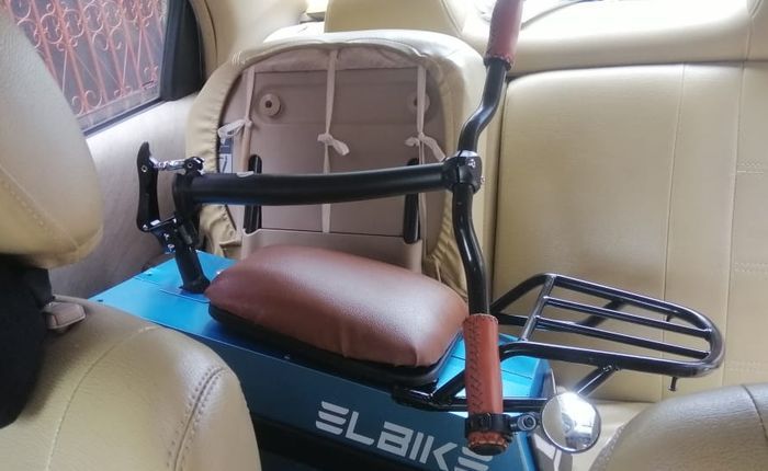 Setang motor listrik EL-BI bisa dilipat, sehingga bisa dimasukan ke mobil.