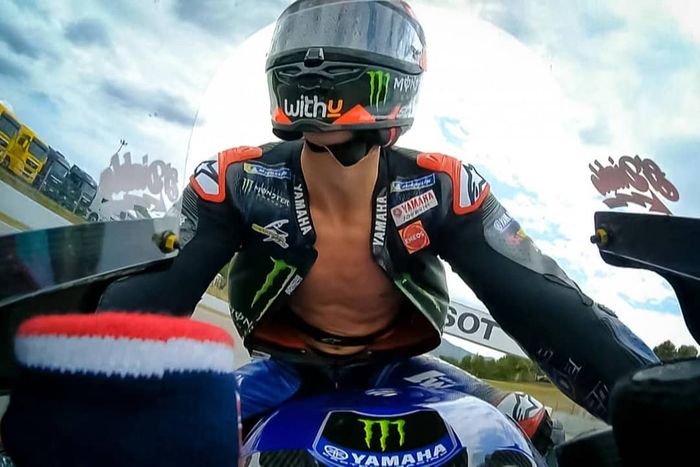 Resleting racing suit Fabio Quartararo yang terbuka saat balapan MotoGP Catalunya