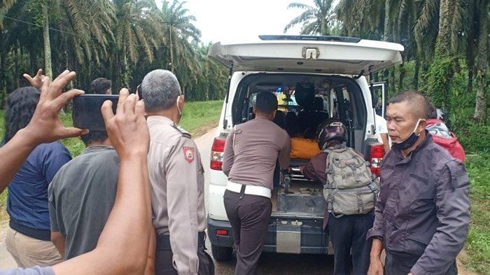 Proses evakuasi korban kecelakaan maut Nissan Grand Livina di Sanggau, Kalimantan Barat