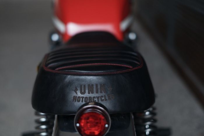 Jok kustom yang dipadukan dengan stoplamp mungil