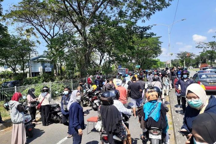 Ratusan pengendara dilakukan tes swab antigen secara massal saat melintas di pos penyekatan Jembatan Suramadu sisi Surabaya, Minggu (6/6/2021).(KOMPAS.COM/GHINAN SALMAN) 