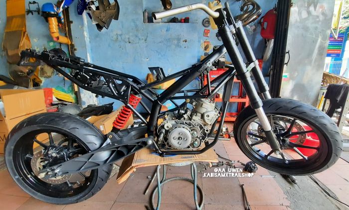 Proses swap engine KTM Duke 200 menggunakan mesin Kawasaki Ninja 150 R.