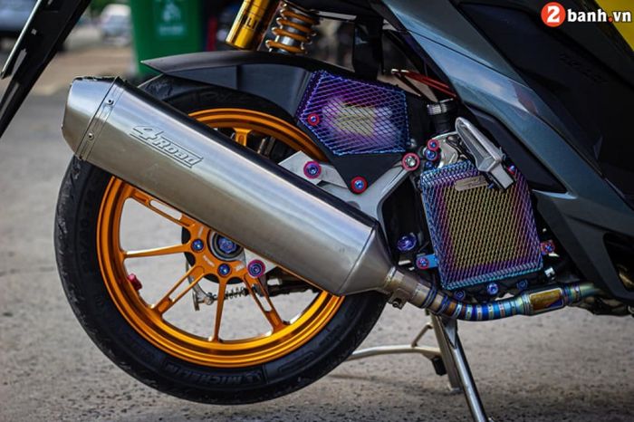 Mesinnya dapat exhaust system LeoVince 4Road