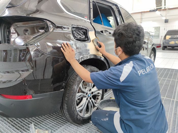 ILUSTRASI. Bengkel cat dan perbaikan bodi Astra Peugeot menerima pengecatan dan reparasi semua merek