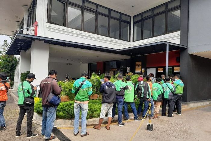 Antrean panjang para driver ojek online untuk mendapatkan paket menu spesial BTS Meal di McDonald's Mampang Prapatan.(Ady Prawira Riandi/ Kompas.com)