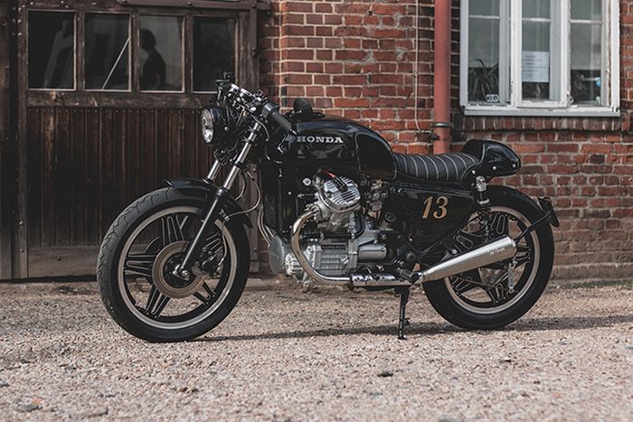 Tampangnya dibuat simpel seperti cafe racer di awal kemunculannya