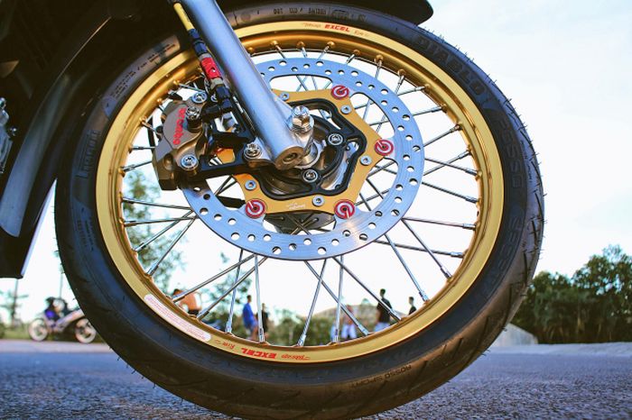 Pelek Excel berwarna emas dipadukan dengan pengereman Brembo