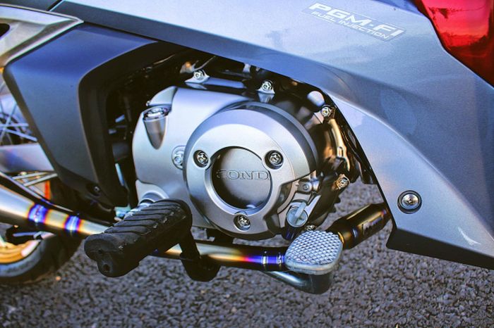 Cover blok mesinnya diganti dengan milik Honda CT125