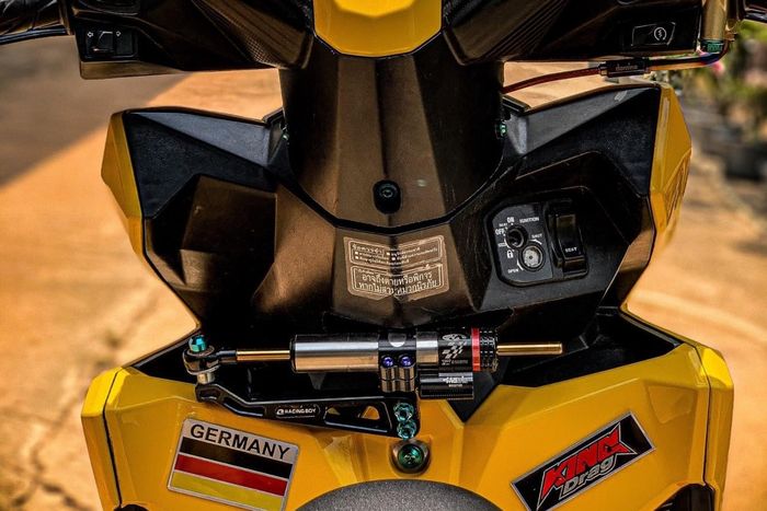 Di bagian lehernya terpasang steering damper Matris