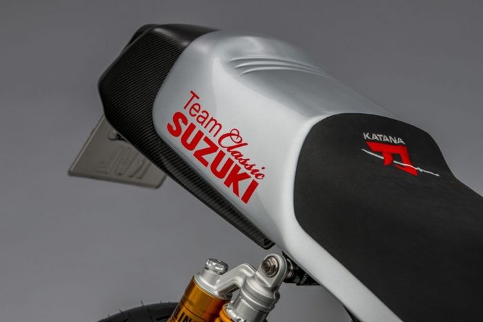 Jok kustom dan buntut kotak khas Katana