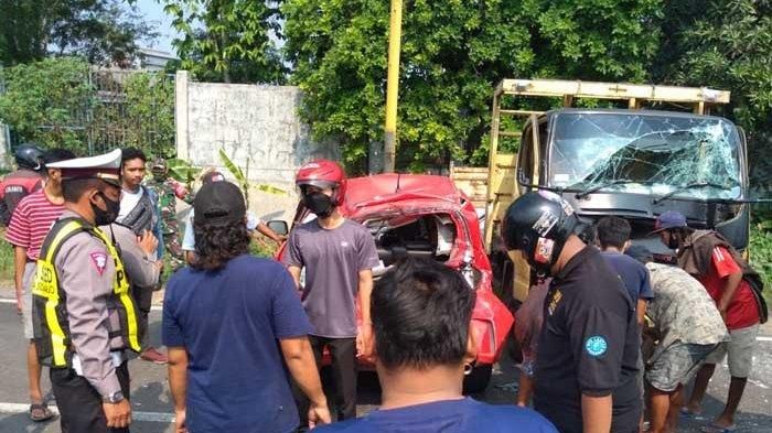 Evakuasi keenam kendaraan yang terlibat kecelakaan beruntun di Krian, Sidoarjo, Jawa Timur