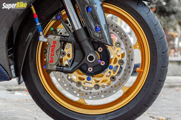 Kaliper depan Yamaha TMAX 560 pakai Brembo HP 4P monoblock CNC Billet bersanding dengan cakram Brembo HP