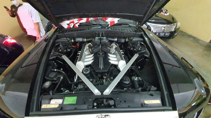 kondisi mesin Rolls-Royce Phantom Coupe yang dilelang KPKNL Jakarta IV