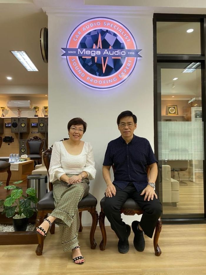 Johny Chandra bersama istri tercinta yang selalu menemaninya dalam suka dan duka saat merintis bisnis car audio