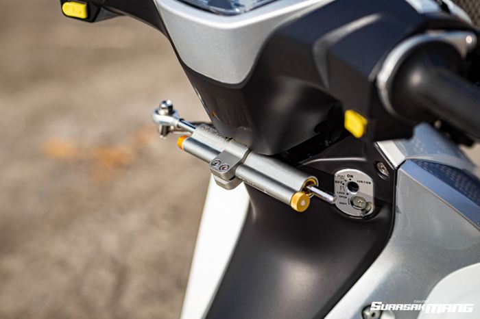 Ada steering damper Ohlins di lehernya