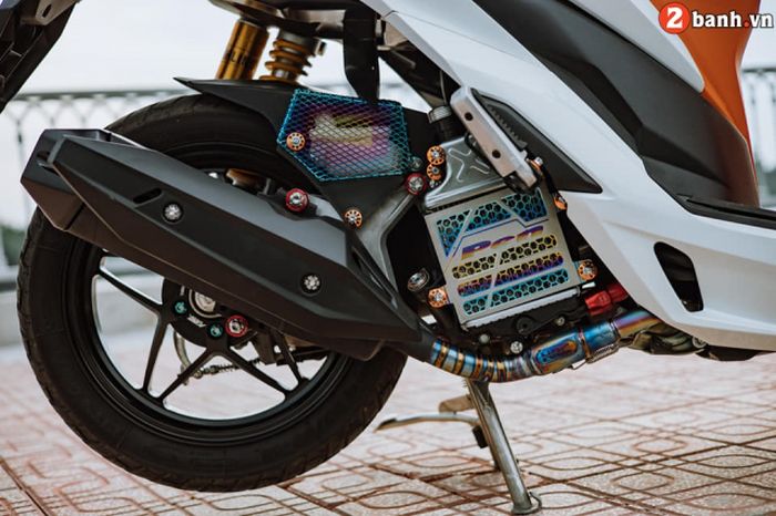 Tampilan kaki belakang dan sektor mesinnya