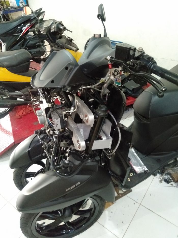 Konstruksi sistem pengunci kaki depan Tricity dibuat tanpa pengelasan