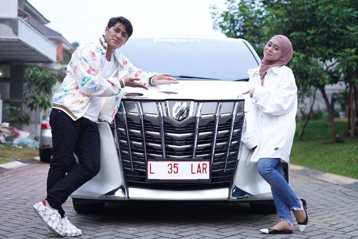 Pose Rizky Billar dan Lesty Kejora di depan Toyota Alphard berpelat nomor L 35  LAR