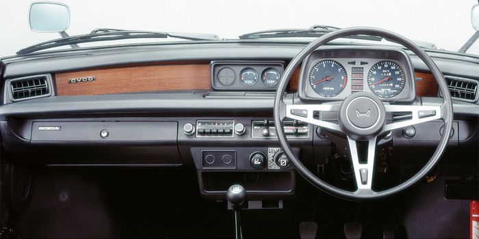 Interior dengan  aksen kayu Honda Civic generasi pertama