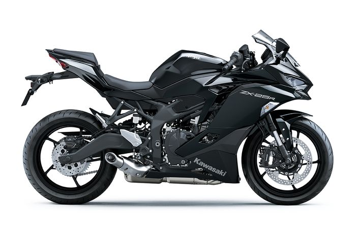 Kawasaki Ninja ZX-25R 2022 varian Standar, hanya ada warna Metalic Spark Black