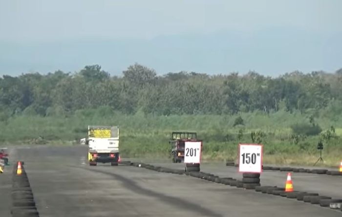 kondisi saat drag race truk di Lanud Gading berlangsung.