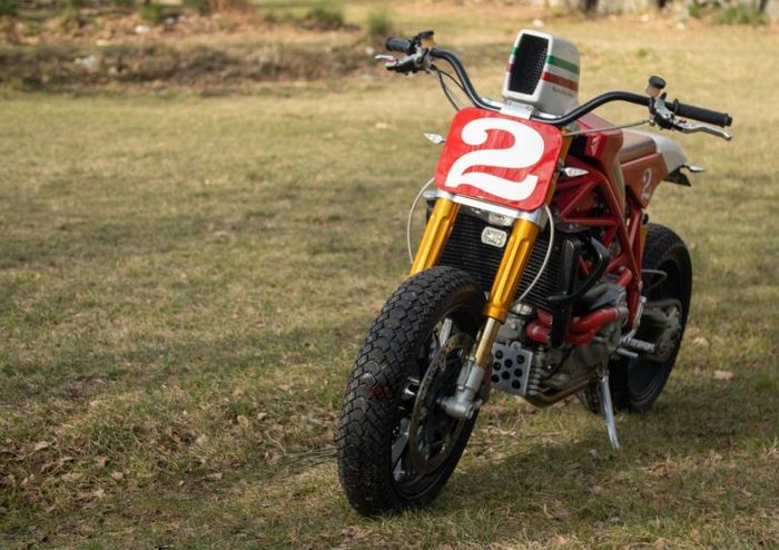 Tampilan depan dari Ducati 996 tracker ini