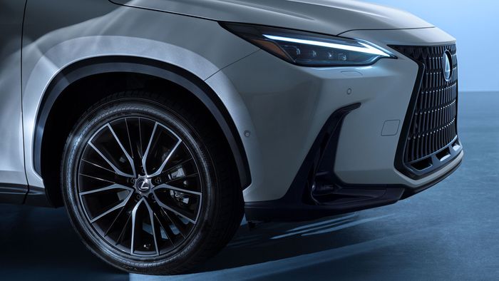 Penempatan sensor lateral side di Lexus NX terbaru.