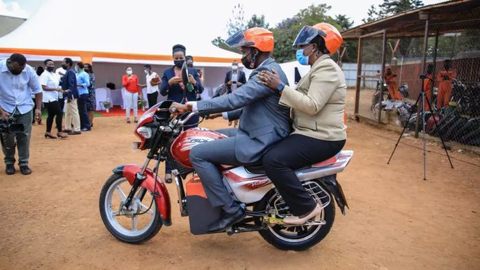 CEO Rwanda Electric Mobility, Donald Kabanda berboncengan dengan Jeanne d'Arc Mujawamariya, Menteri Lingkungan Hidup Rwanda saat menjajal motor listrik hasil konversi