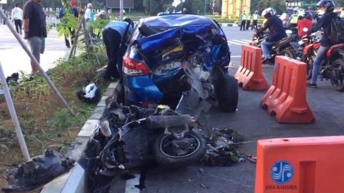 kondisi taksi dan Honda Vario yang dihantam Daihatsu Xenia di lampu merah