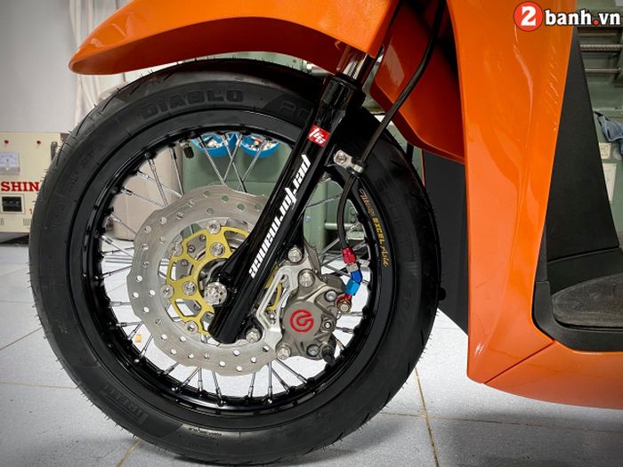 Kaki-kakinya pakai pelek Excel dan pengeremanya menggunakan Brembo