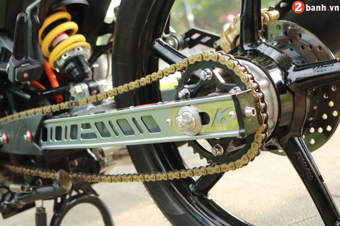 Shock belakang dan swingarm turut diganti