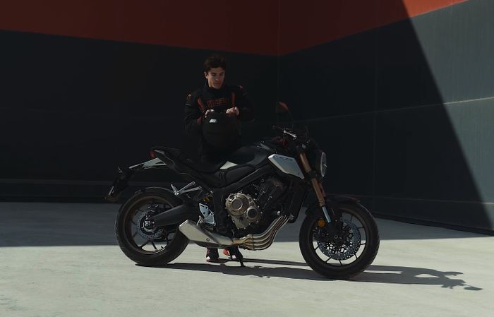Marc Marquez ketika membintangi iklan Shoei NXR2