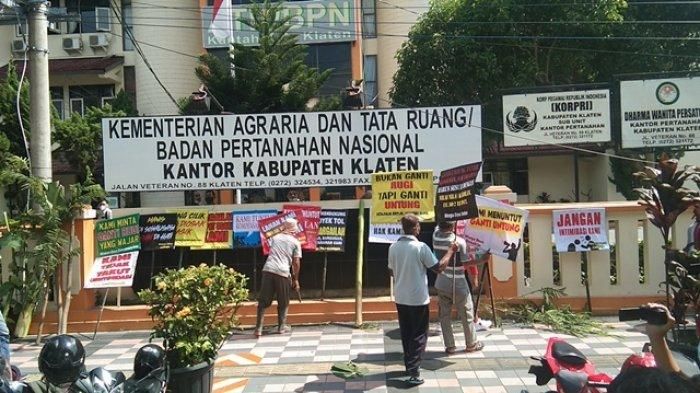Sejumlah pemilik lahan terdampak proyek jalan tol Yogyakarta-Solo gelar aksi protes di Kantor BPN Klaten, Selasa (15/06/2021).