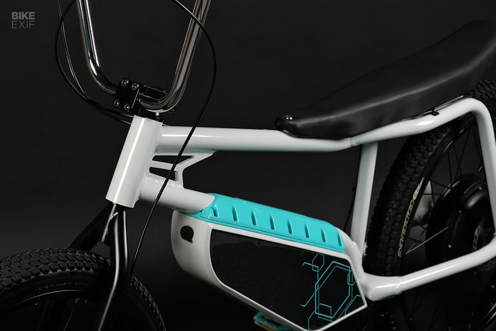 Baterai disimpan di bagian down tube bawah