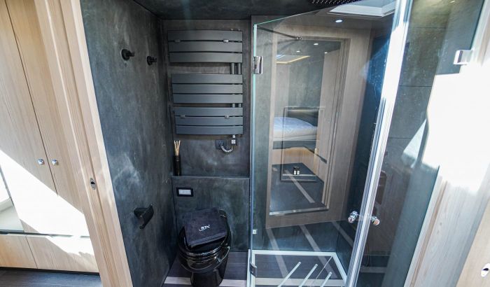 Sederet fasilitas modern disematkan di dalam kabin truk Scania 580 S