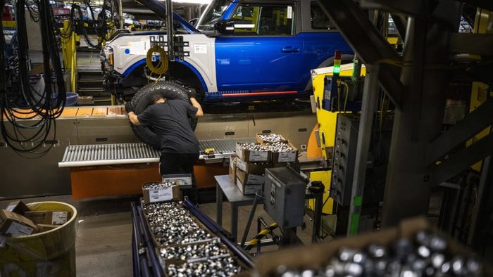 Potret pekerja yang sedang memasang roda Ford Bronco 2021.