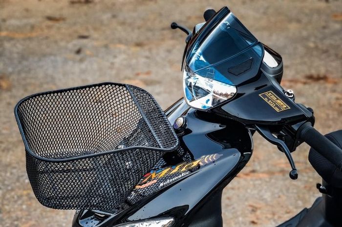 Di bagian depannya ada keranjang dan windscreen mungil