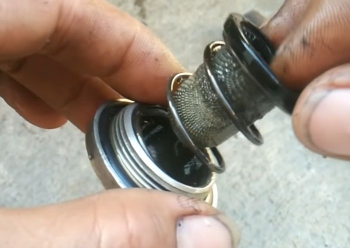 Contoh filter oli motor matic yang kotor dan mulai rusak