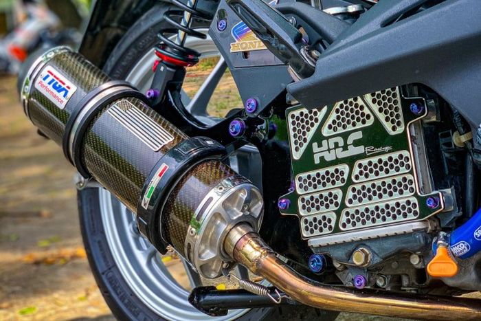 Exhaust system diganti dengan muffler Tyga Performance karbon