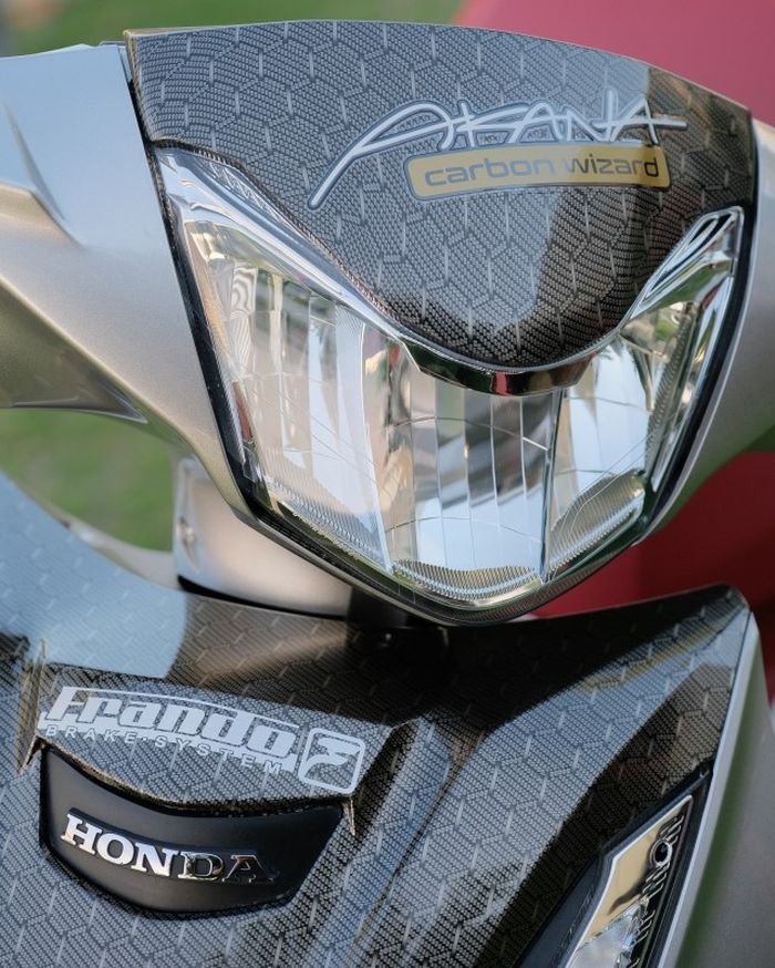 Panel bodinya diberi balutan serat karbon biar makin mewah