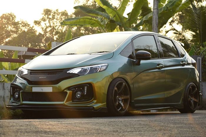 Tongkrongan Honda Jazz GK5 dipasang pelek model palang 6