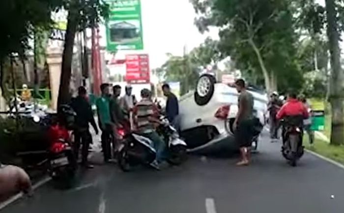 Honda Jazz terbalik usai seruduk Toyota Agya di jalan raya Bandungan-Ambarawa, Bandungan, Kabupaten Semarang, Jawa Tengah