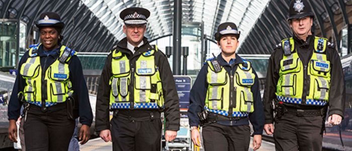 Ilustrasi seragam polisi Inggris