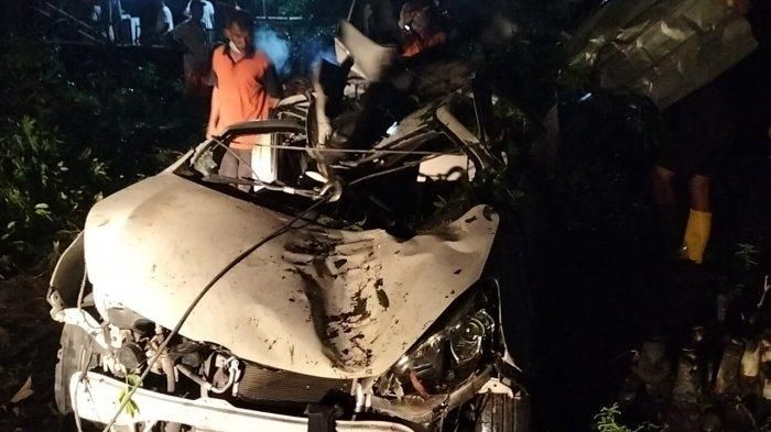 Kondisi Toyota Agya yang tertimpa pohon di Makam Sri Makurung Handayaningrat, Banyudono, Boyolali