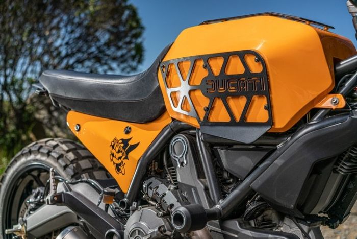 Jok dan side cover juga hasil kustom